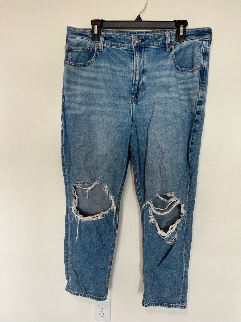 American Eagle Outfitters Light Blue Distressed High-Rise Mom Jeans